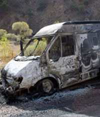 PKK yol kesti, minibüs yaktı!