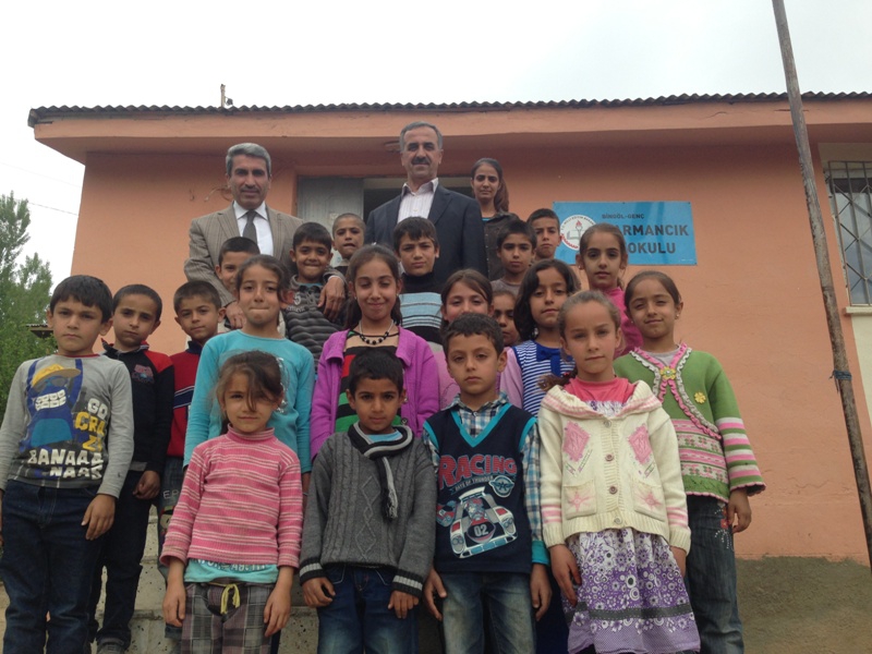 Sarı Genç’te köy okullarını ziyaret etti
