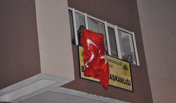 Bingöl’de vatandaşlar BDP binasına Türk bayrağı astı