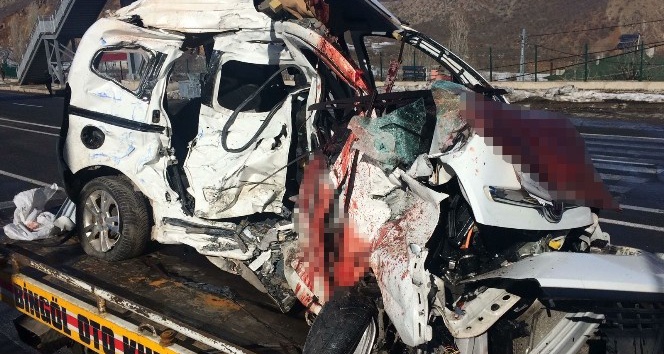 Yolcu otobüsü ile hafif ticari araç çarpıştı: 4 ölü, 7 yaralı