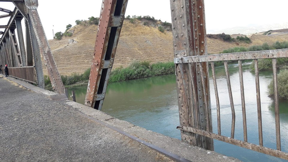 57 yıllık köprü tahrip ediliyor