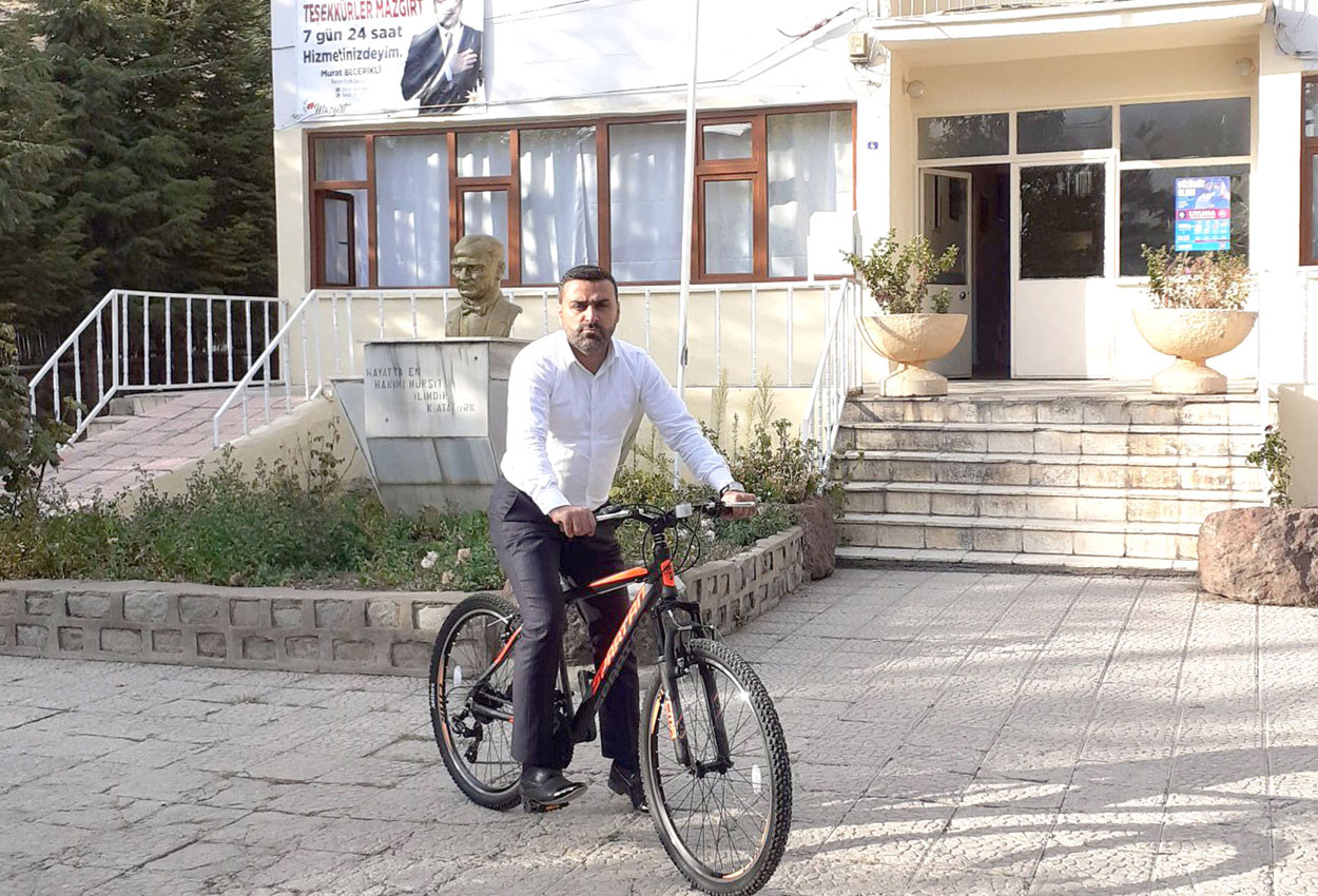 Belediye Başkanı makam aracı yerine bisiklet kullanıyor