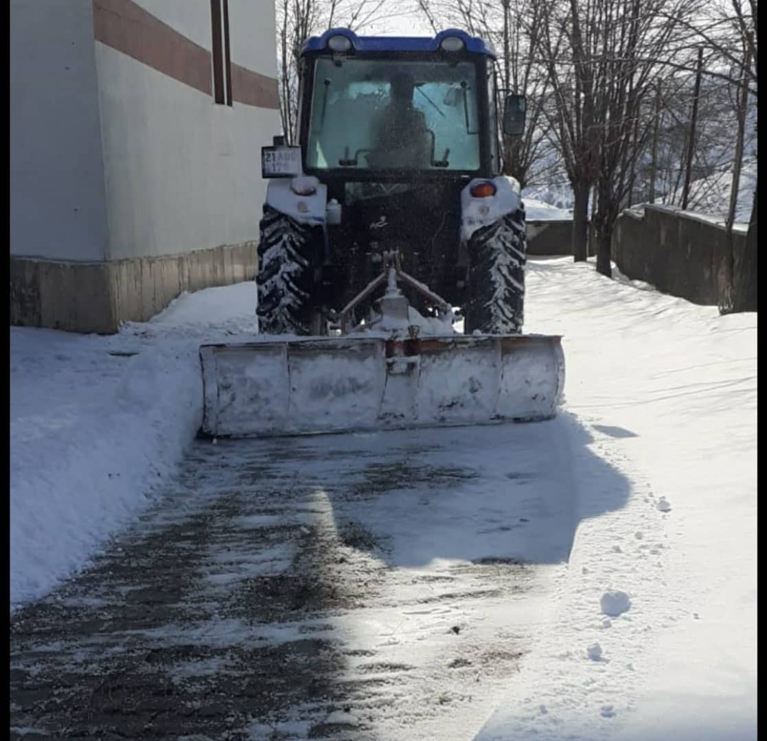 Traktörü ile karda kapanan köy yollarını açıyor