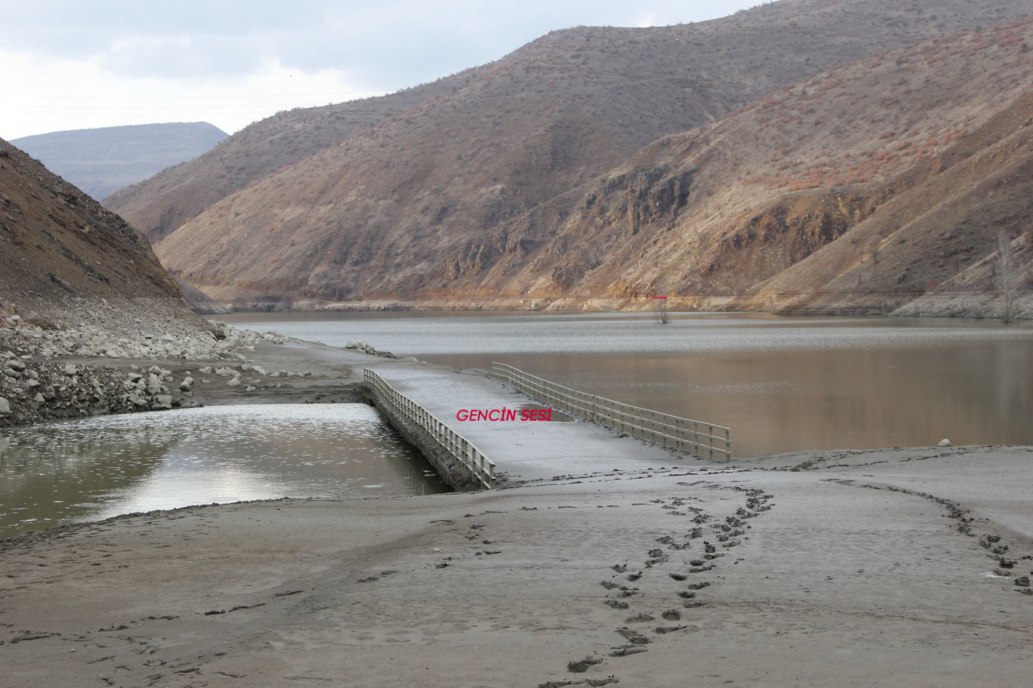 Su Seviyesi Azaldı, Çekilen Baraj Suyu Altında Kalan Köprü Gün Yüzüne Çıktı