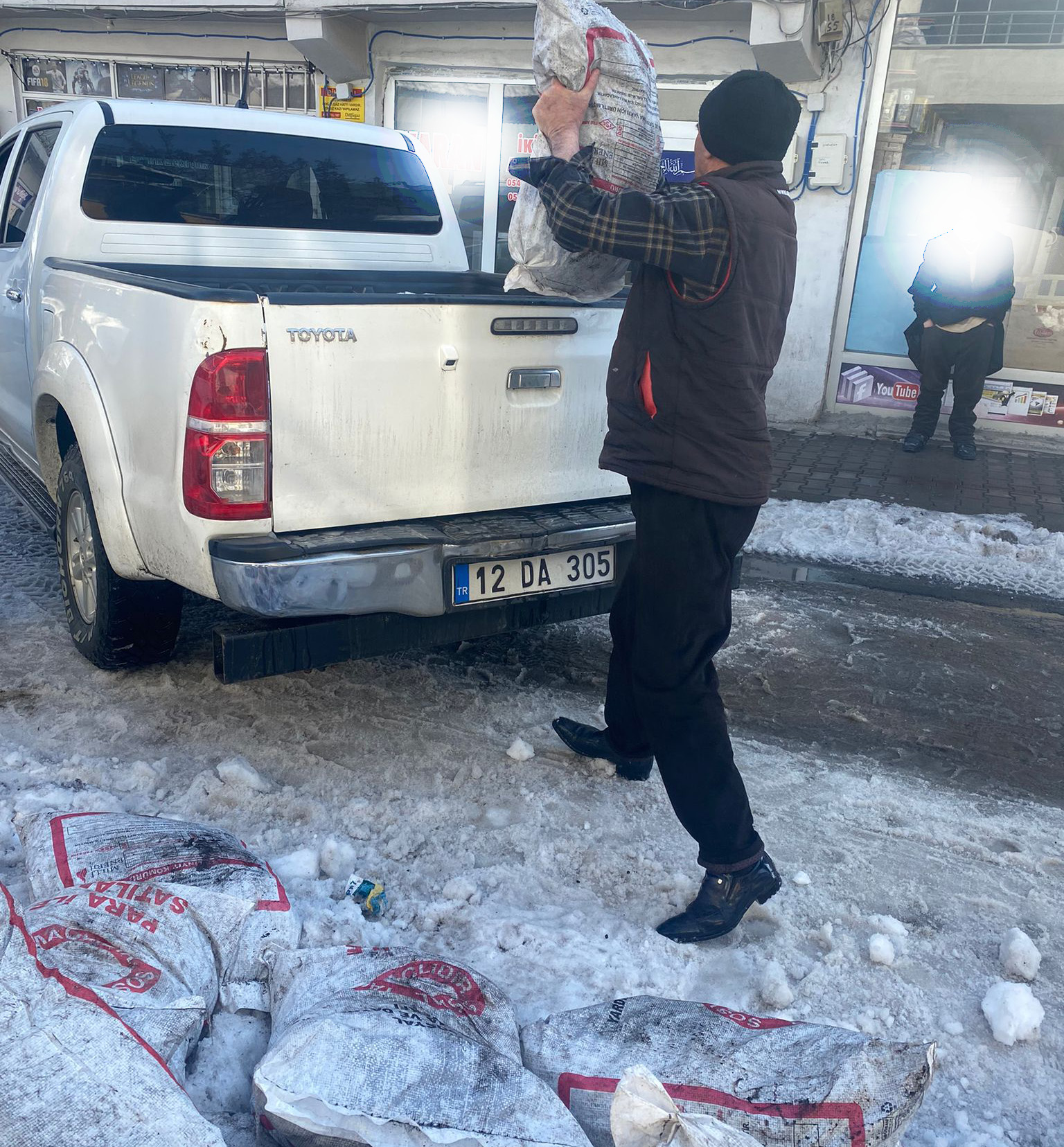 PARA İLE SATILAN KÖMÜRLER TOPLATILDI