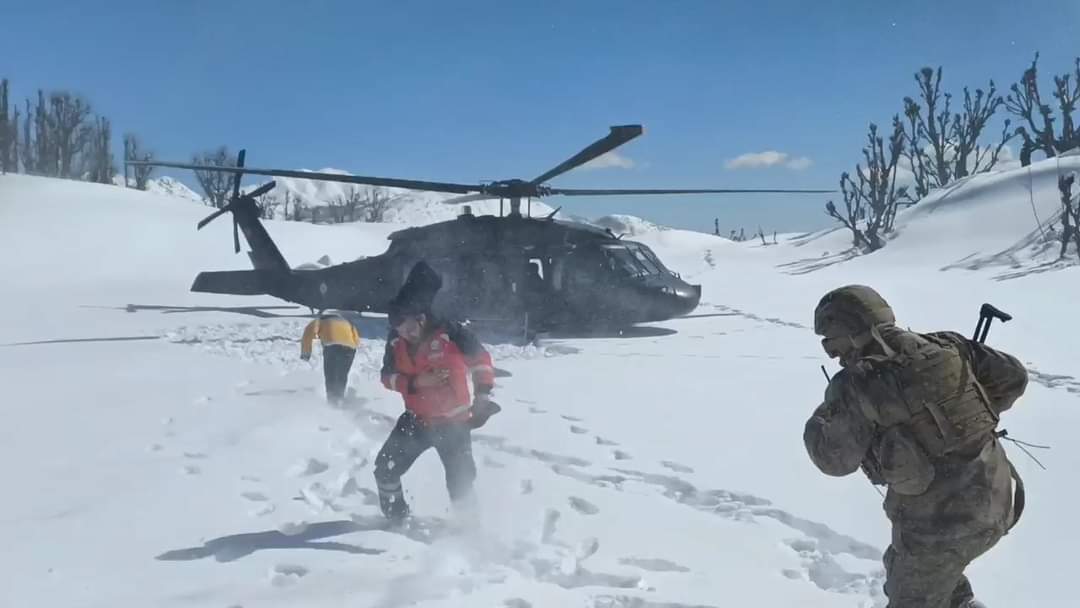 Asker, Kanser Hastasını Sırtında Helikoptere Taşıdı (1)