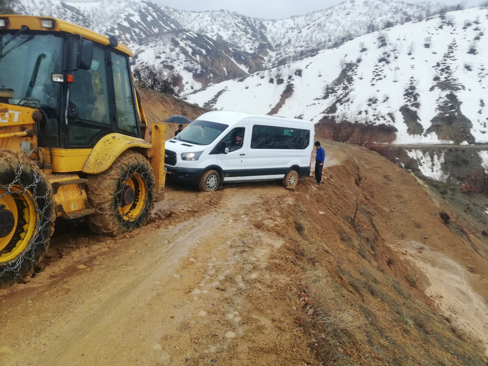 FACİADAN DÖNÜLDÜ ÖĞRENCİ SERVİSİ UÇURUMUN KENARINDA KALDI (1)