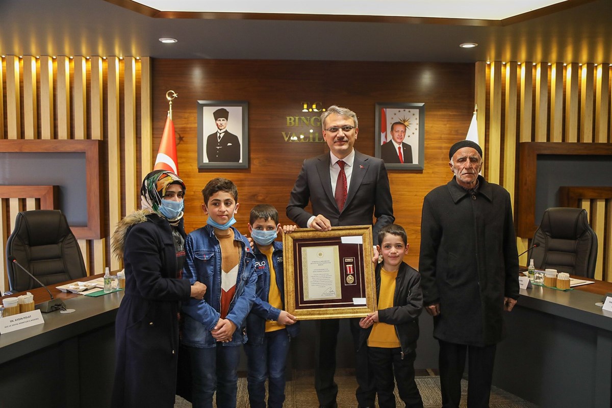 Şehit aileleri ve gazilere Devlet Övünç Madalyası