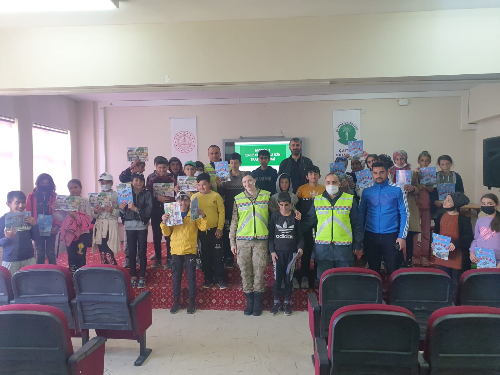JANDARMADAN KÖY OKULUNDAKİ ÖĞRENCİLERE TRAFİK EĞİTİMİ (1)