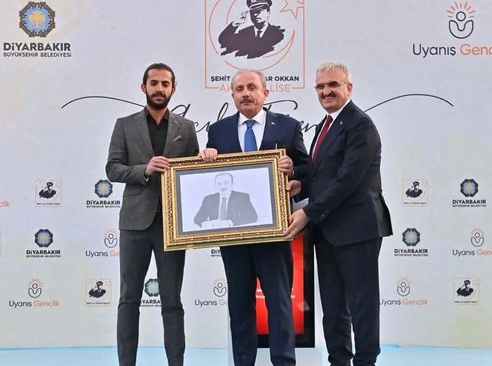 YETENEĞİYLE HEM GEZİYOR HEM DE PARA KAZANIYOR (1)