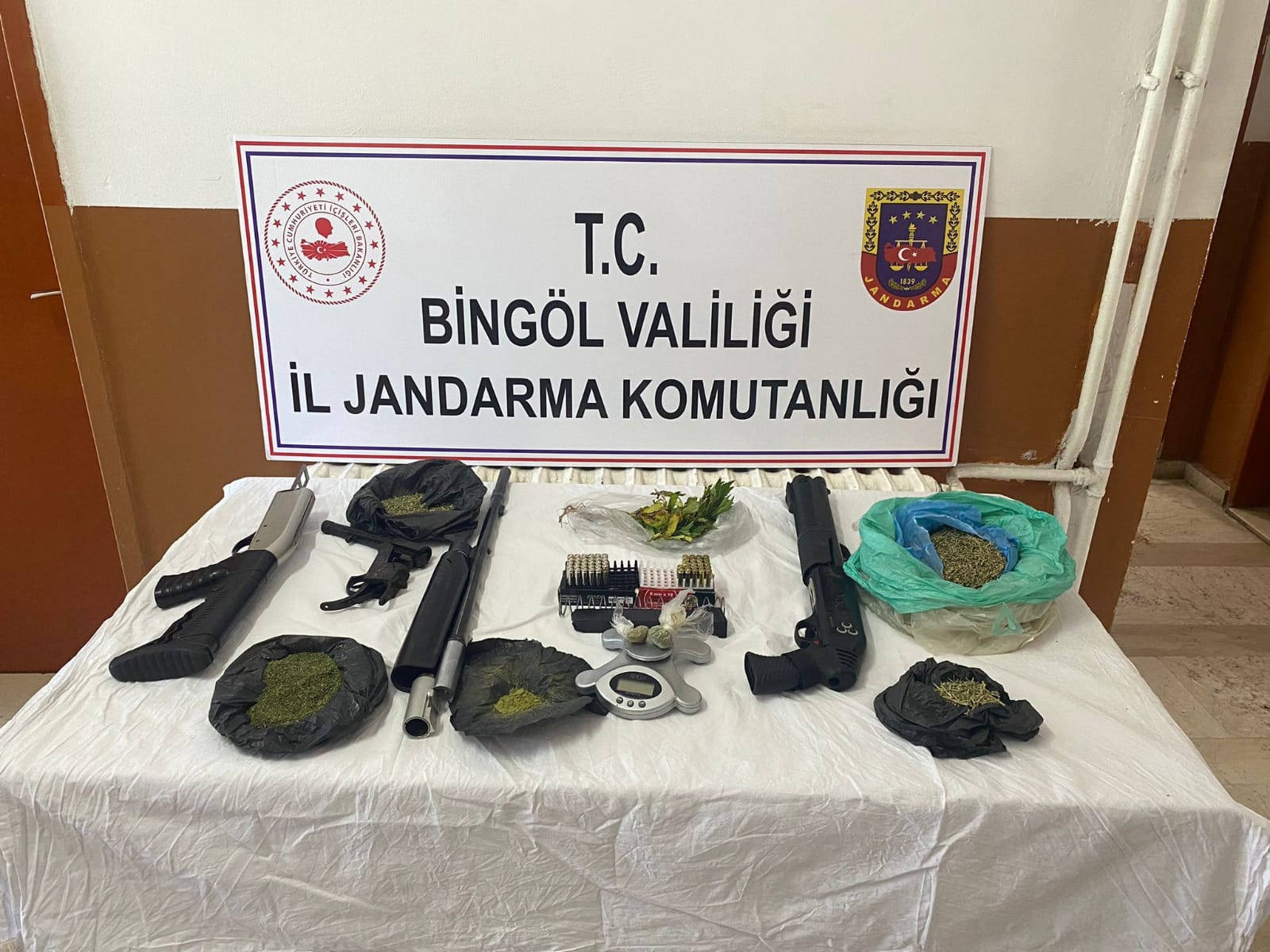 Genç’te Silah, Mühimmat Ve Uyuşturucu Ele Geçirildi