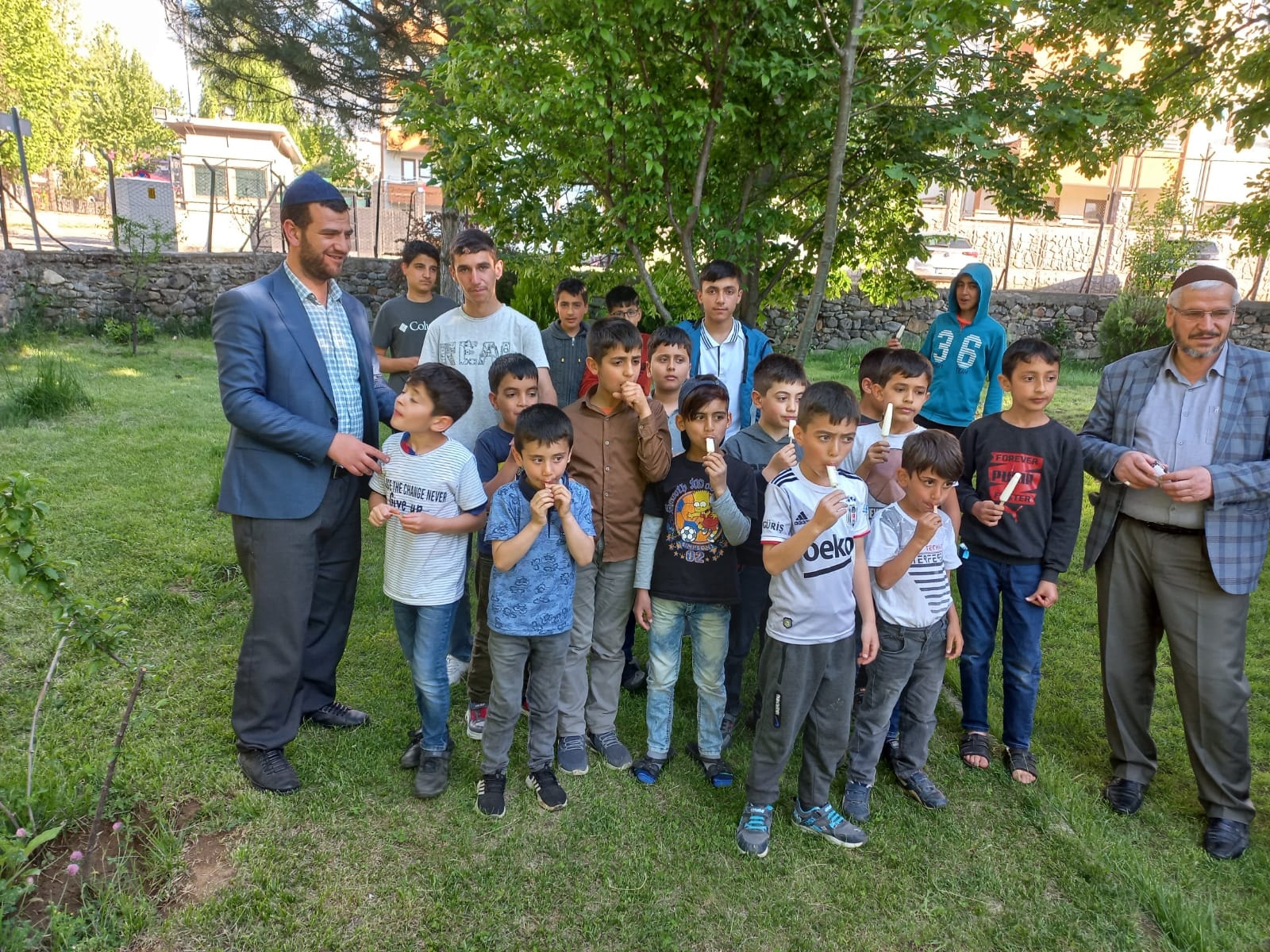 Kuran Kursu Öğrencilerine Dondurma Dağıtıldı (1)