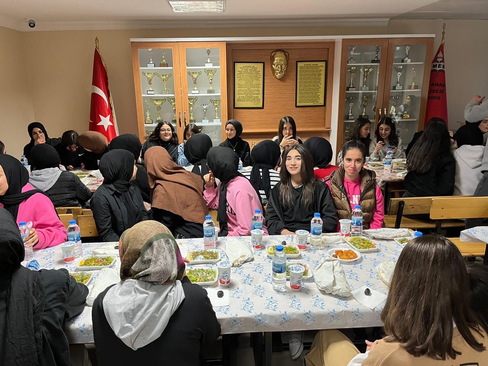 ÖĞRETMENLER VE ÖĞRENCİLER İFTAR SOFRASINDA BİR ARAYA GELDİ (1)