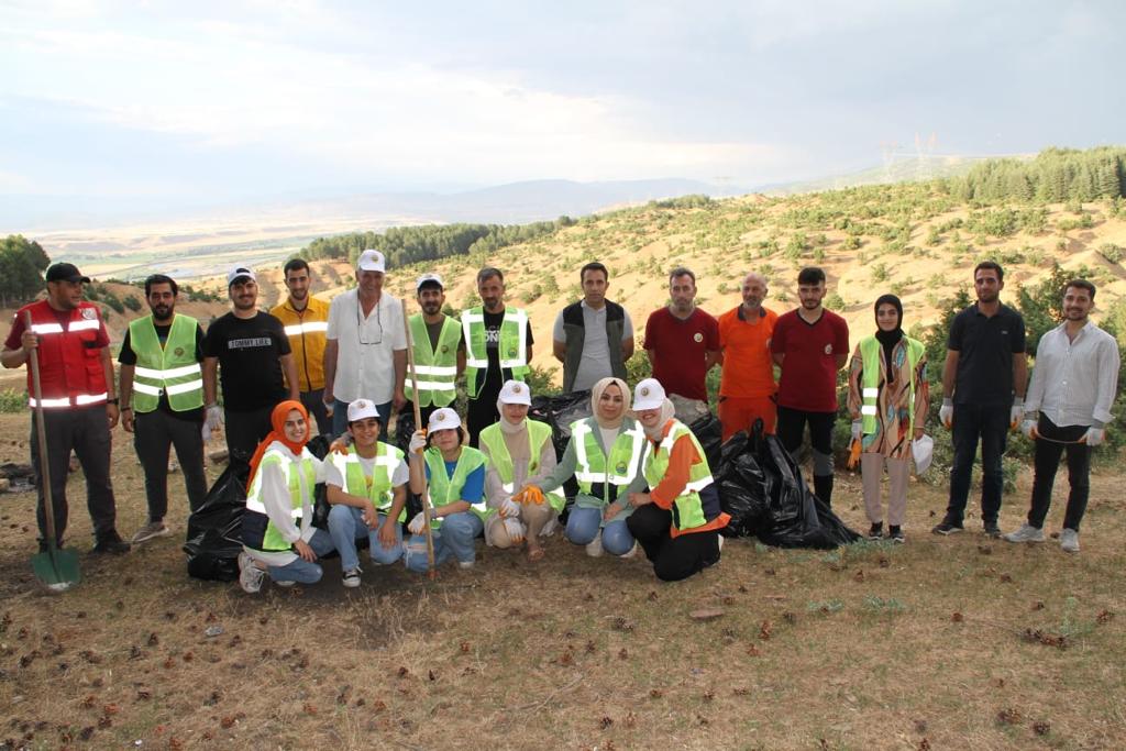 ORMANLAR YANMASIN DİYE ÇÖPLERİ (4)