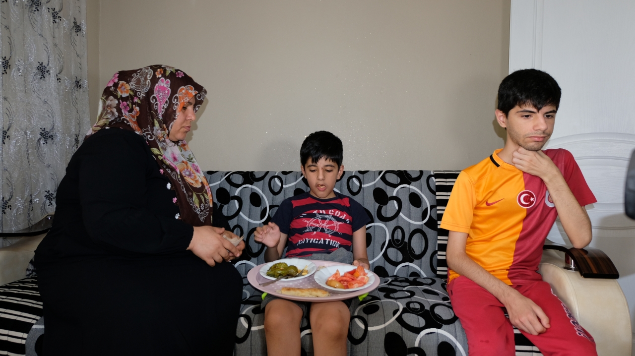 ÖMRÜNÜ, ENGELLİ 3 ÇOCUĞUNA ADAYAN ANNE, EVLATLARI İÇİN YARDIM BEKLİYOR (1)