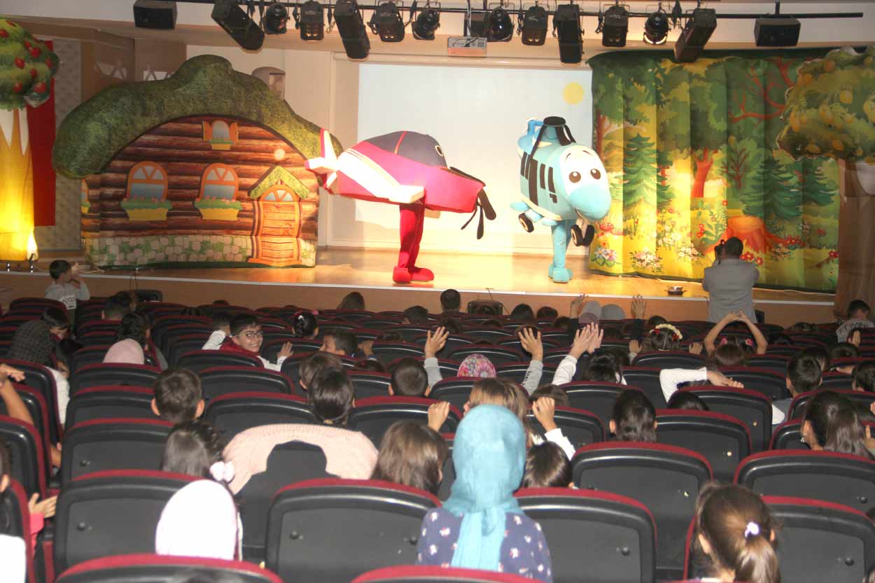 GENÇ’TE HÜRKUŞ VE GÖKBEY MÜZİKAL TİYATROSU SAHNELENDİ (2)