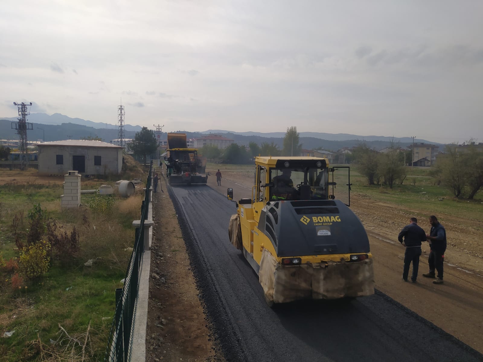 GENÇ’TE YOLLAR BSK ASFALTLA KAPLANIYOR (1)