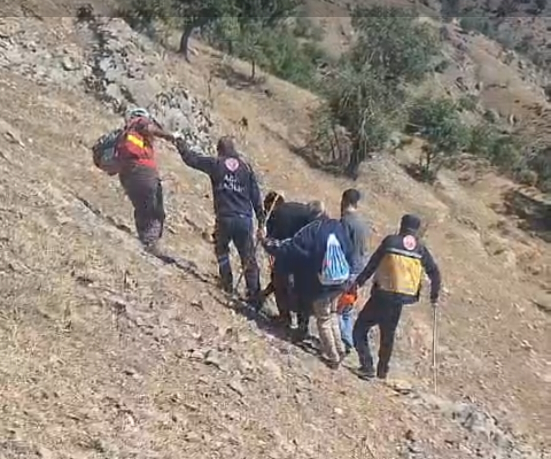KALP HASTASI VATANDAŞI 2 KİLOMETRE SEDYE ILE TAŞIYIP AMBULANSA YETİŞTİRDİLER (2)
