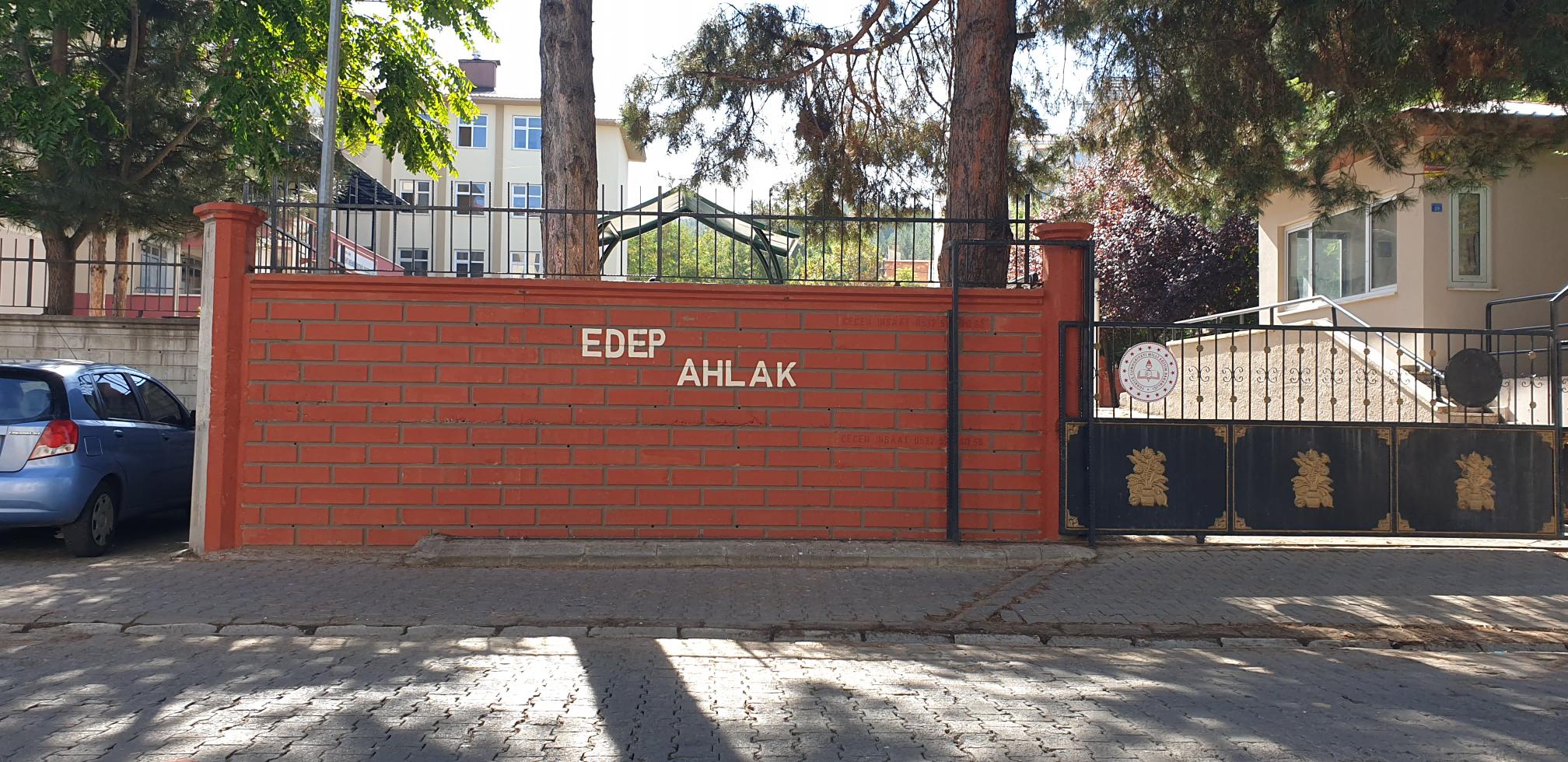 Öğrenciler Okul Bahçe Duvarlarını Boyadı (1)