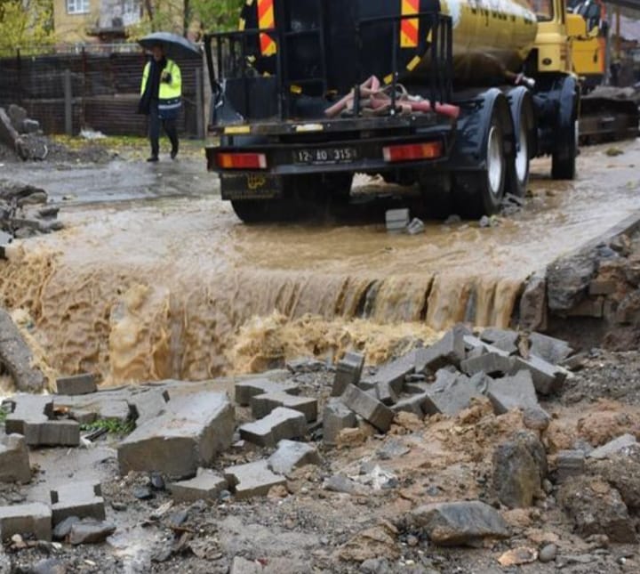 Dereler taştı, bazı evleri su bastı (1)