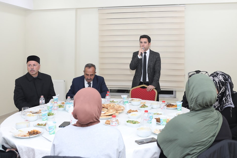 Yetim çocuklar ve aileleri ile iftarda buluştular
