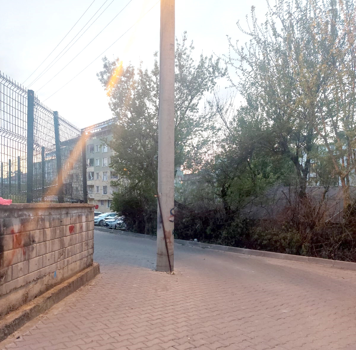 YOL ORTASINDAKİ ELEKTRİK DİREĞİ TEPKİ ÇEKİYOR
