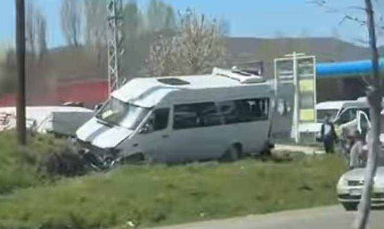 Yolcu minibüsü, taksi ile çarpıştı 6 yaralı