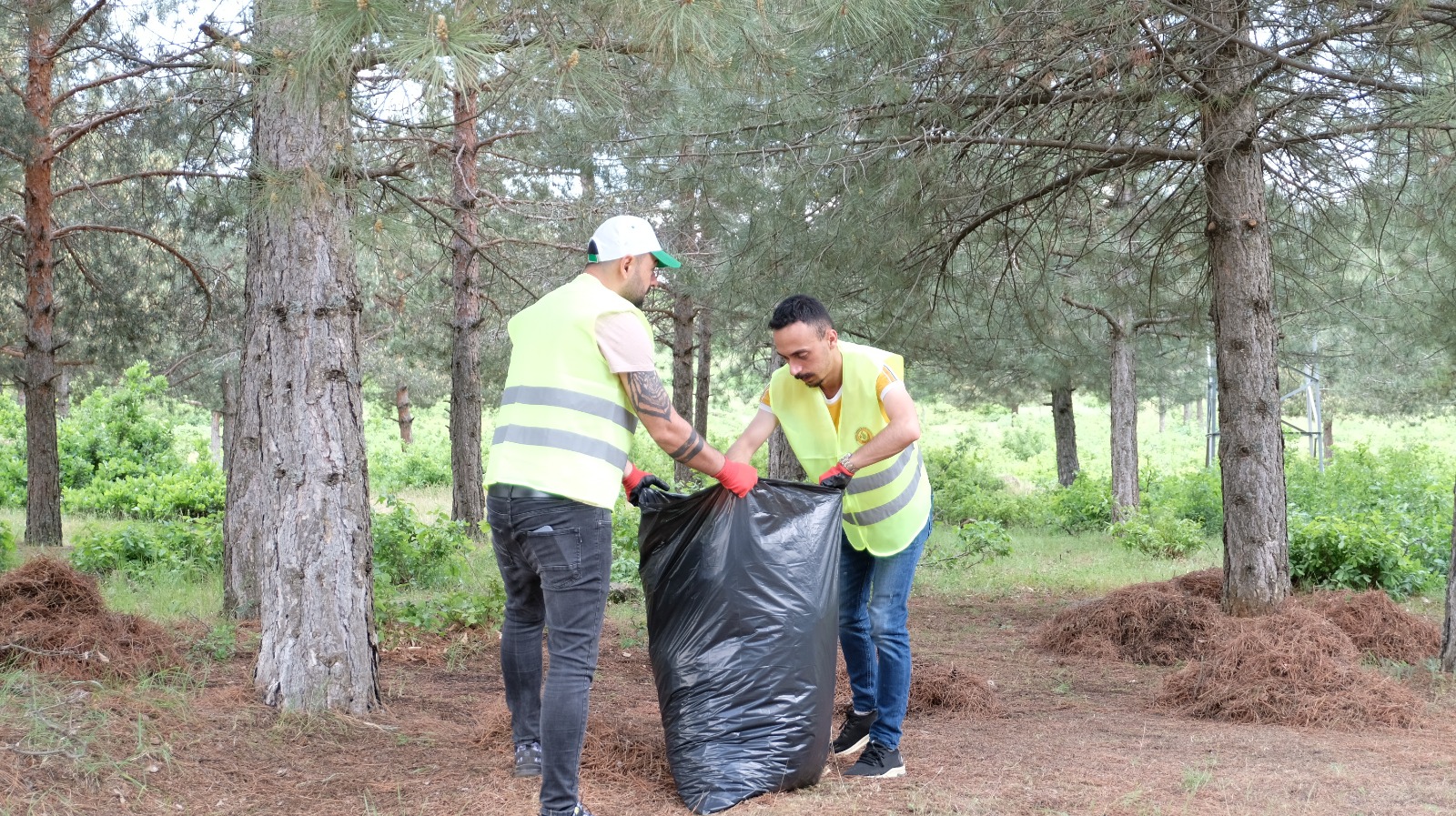 YANGINLARI ÖNLEMEK İÇİN ORMANDAKİ ÇÖPLER TOPLANDI (1)
