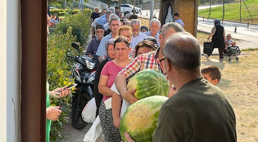 Fiyatlara kızdılar 50 ton bedava karpuz dağıttılar