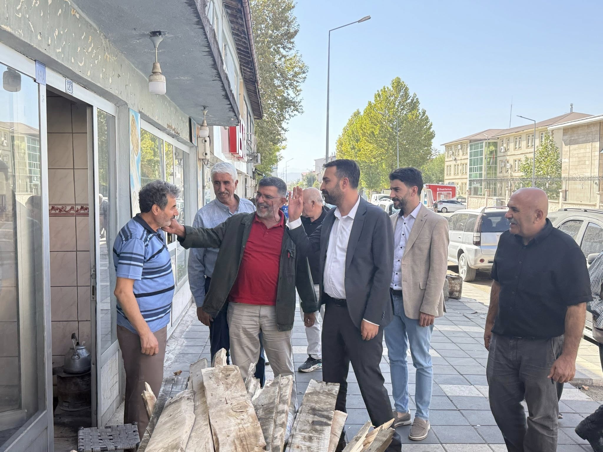 DEM Parti Milletvekili Hülakü, Genç’te esnaf ve vatandaşları ziyaret etti (3)