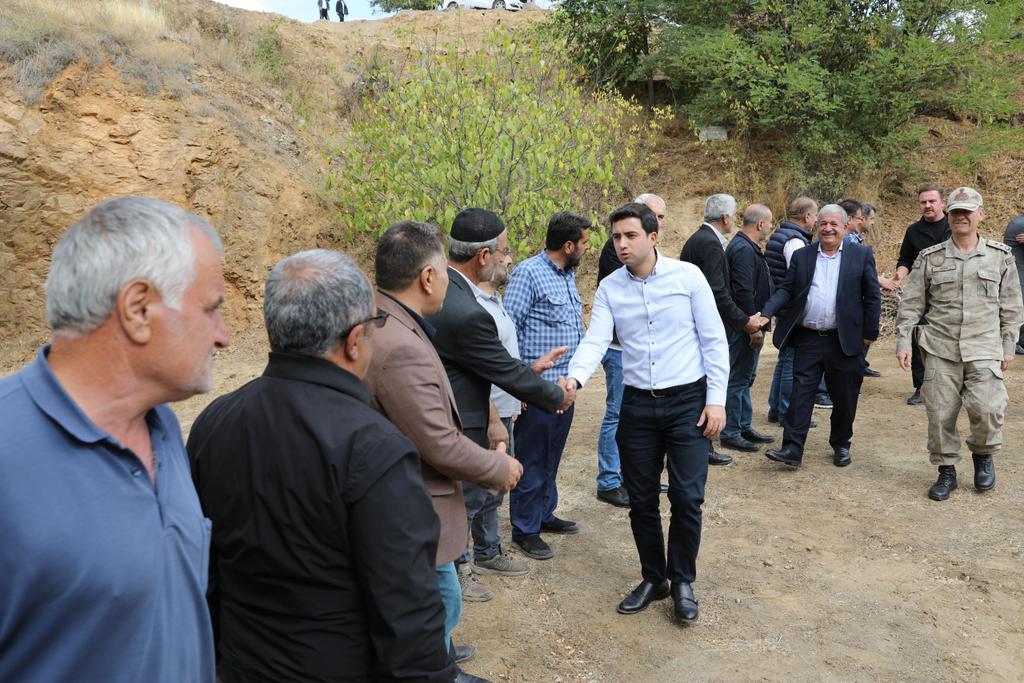 Genç Kaymakamı Muhammet Güzel, kurum amirleriyle birlikte Çanakçı Köyü’ne bağlı Kılıçlı ve Yardım mezralarını ziyaret ederek vatandaşların talep ve sorunlarını yerinde dinledi.