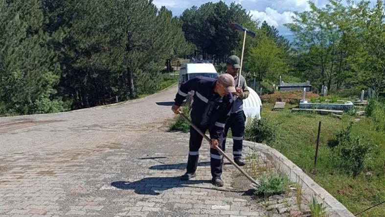 Belediyeden bayram öncesi mezarlıklarda kapsamlı temizlik