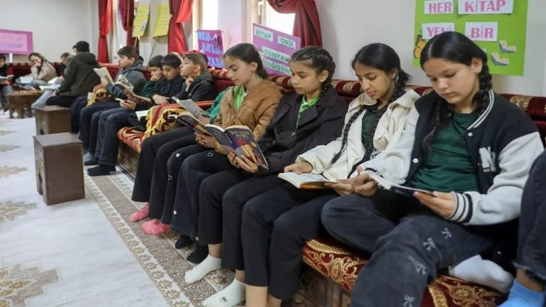 Genç’te “en güzel” etkinlik: Protokol öğrencilerle kitap okudu