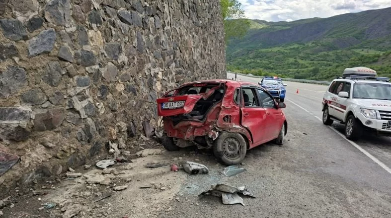 Minibüs İle Otomobil Çarpıştı: 2 Yaralı