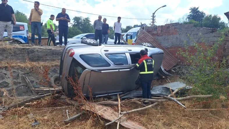 Bingöl’de Otomobil Bahçeye Uçtu: 1 Yaralı